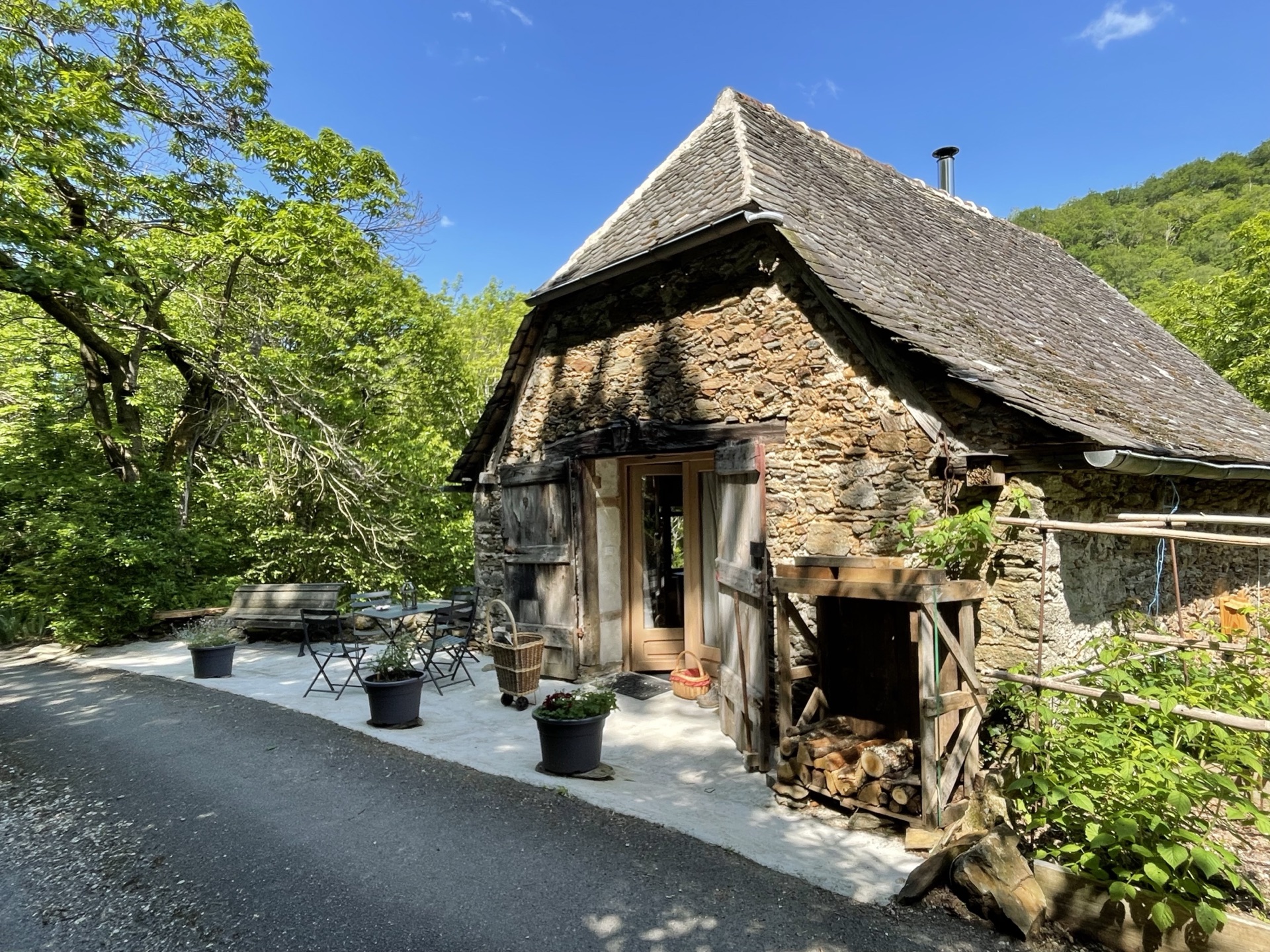 Grange en pierre de La Roquette au bord du Lot, Aveyron
