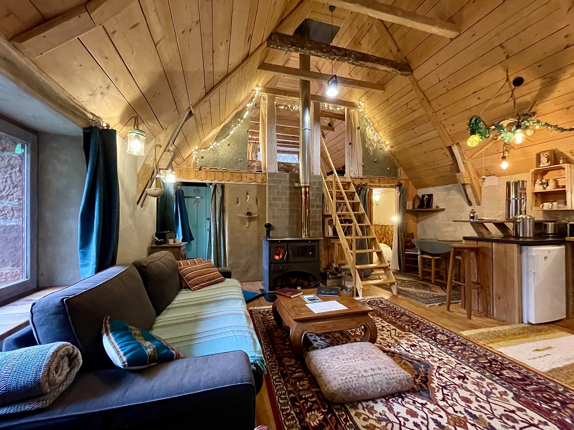 Intérieur de la grange rénovée de La Roquette, Aveyron