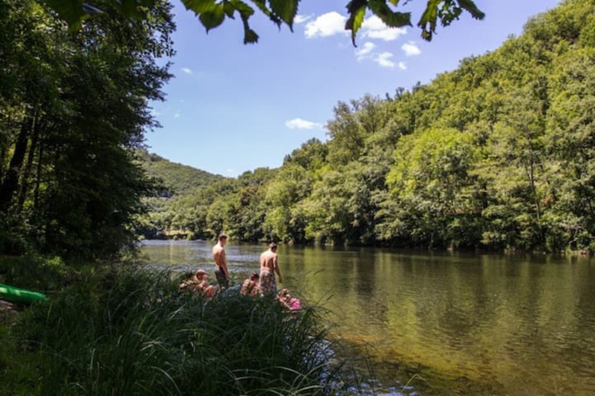 Bord du Lot à Grand-Vabre avec ponton de baignade